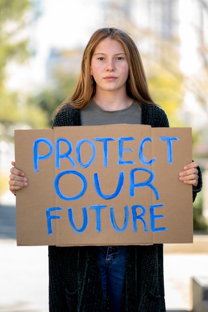 Persona che protesta con il cartello per la giornata mondiale dell'ambiente all'aperto