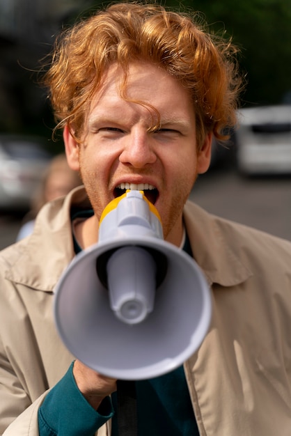 Persona che protesta per il cambiamento climatico