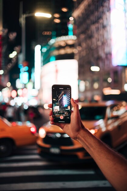 Persona che scatta una foto con la città vivida