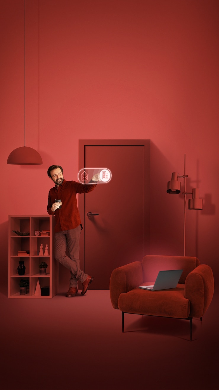 Foto gratuito persona che sceglie da dove lavora in un modello di lavoro ibrido