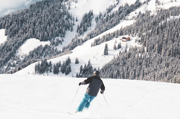 Persona che scia in montagna