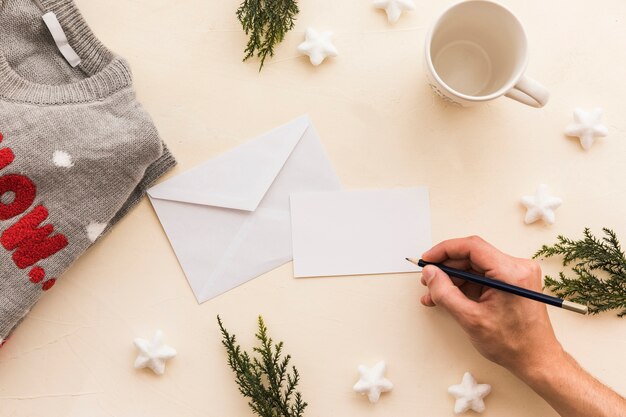 Persona che scrive su carta al tavolo