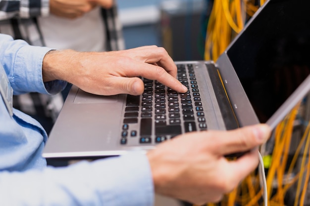 Persona che scrive su un primo piano del computer portatile