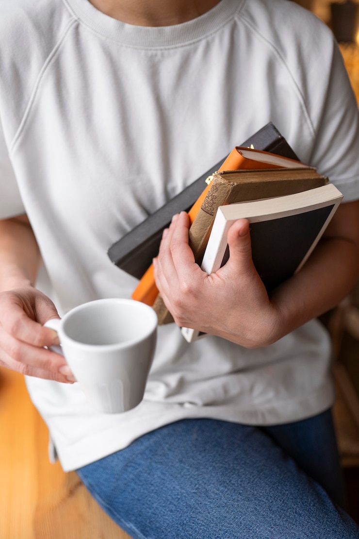 Foto gratuito persona che si diverte a leggere un libro in un caffè