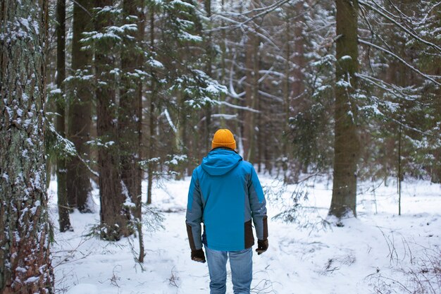 Persona che si diverte nella stagione invernale