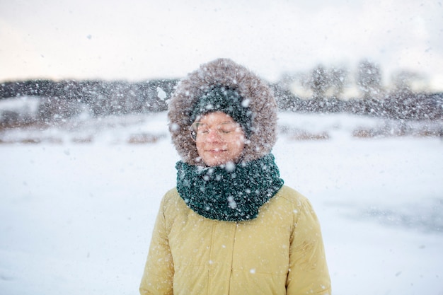 Persona che si diverte nella stagione invernale