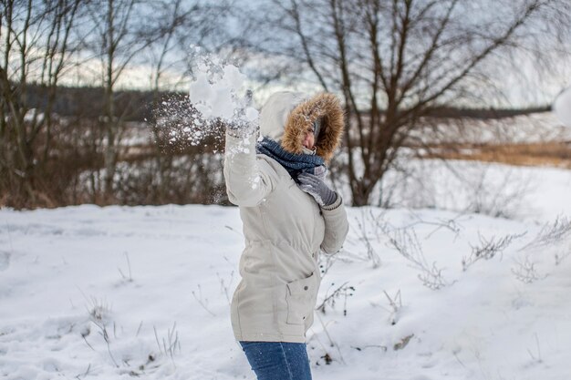 Persona che si diverte nella stagione invernale