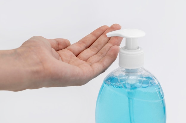 Persona che si lava la mano con sapone liquido