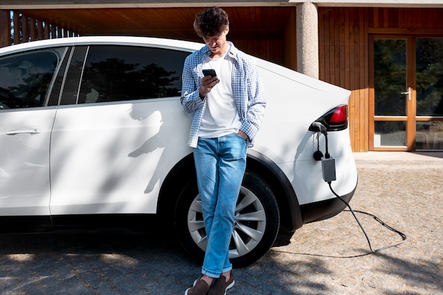 Persona che si prende cura dell'auto elettrica