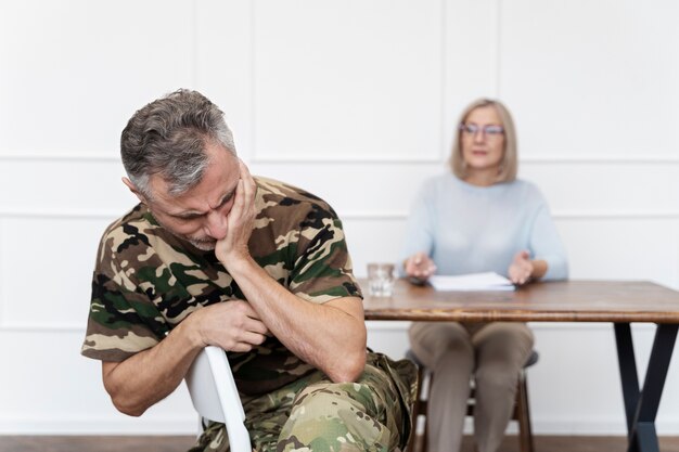 Persona che soffre di disturbo da stress post-traumatico da psicologo