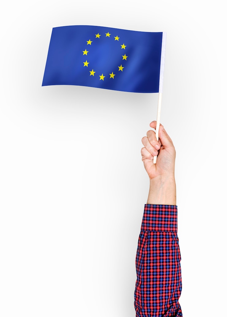 Foto gratuito persona che sventola la bandiera dell&#39;unione europea