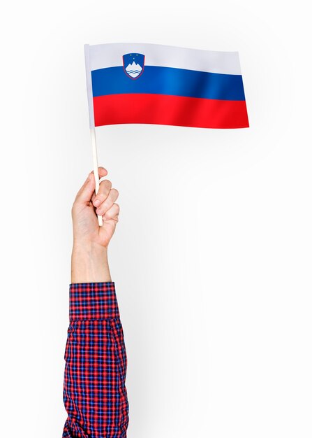 Persona che sventola la bandiera della Repubblica di Slovenia