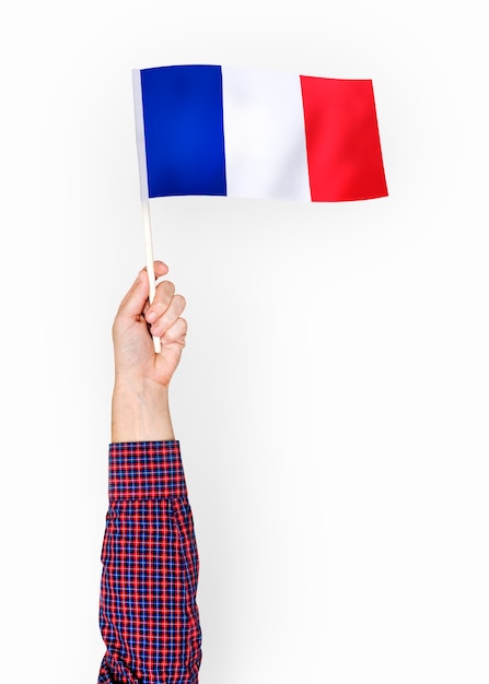Persona che sventola la bandiera della Repubblica francese