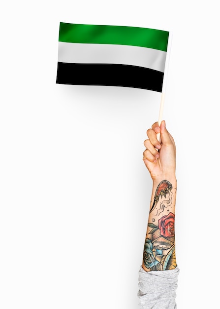 Persona che sventola la bandiera dello Stato Islamico dell&#39;Afghanistan