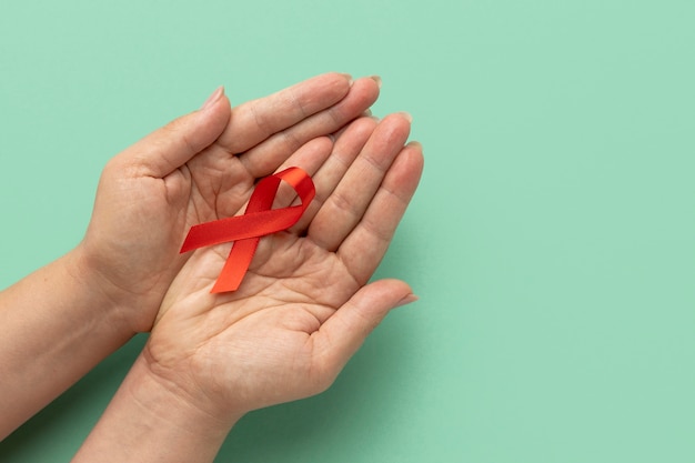 Persona che tiene in mano un nastro per la giornata mondiale dell'AIDS
