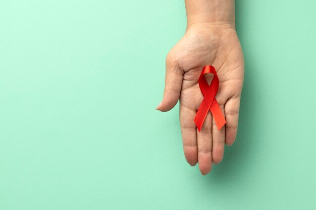 Persona che tiene in mano un nastro per la giornata mondiale dell'AIDS