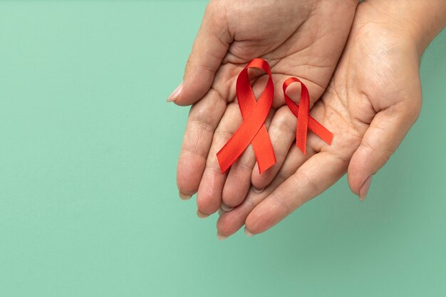 Persona che tiene in mano un nastro per la giornata mondiale dell'AIDS