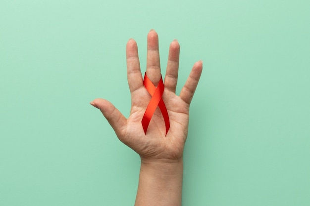 Persona che tiene in mano un nastro per la giornata mondiale dell'AIDS
