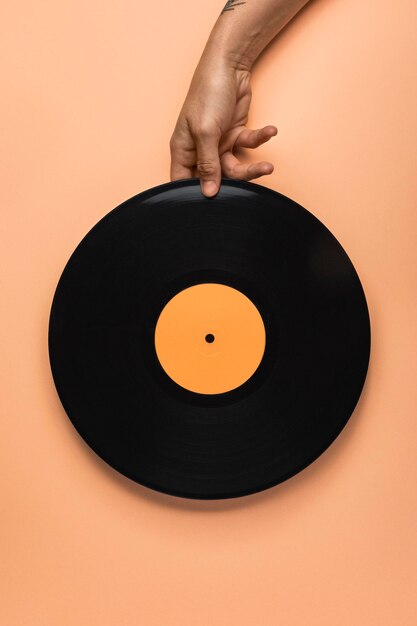 Persona che tiene un vinile nero