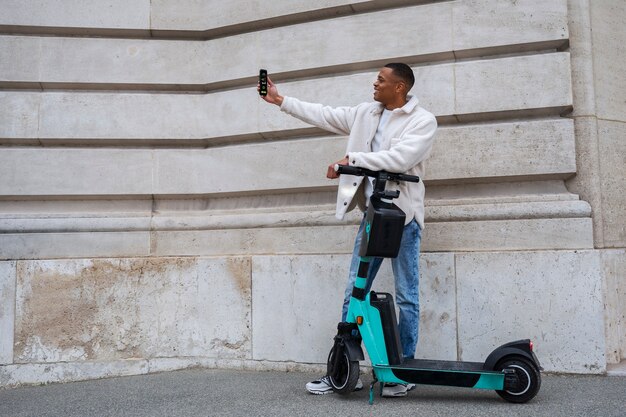 Persona che usa uno scooter elettrico in città