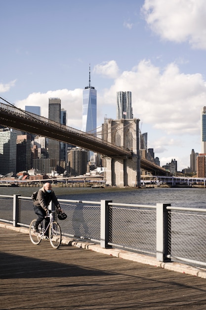 Persona che utilizza il trasporto ecologico a New York