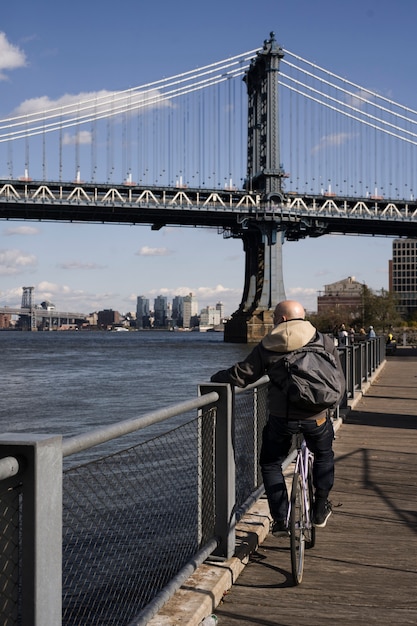 Persona che utilizza il trasporto ecologico a New York