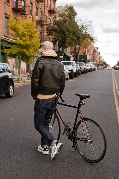 Persona che utilizza il trasporto ecologico a New York