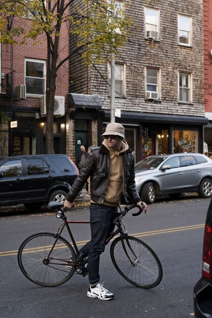 Persona che utilizza il trasporto ecologico a New York