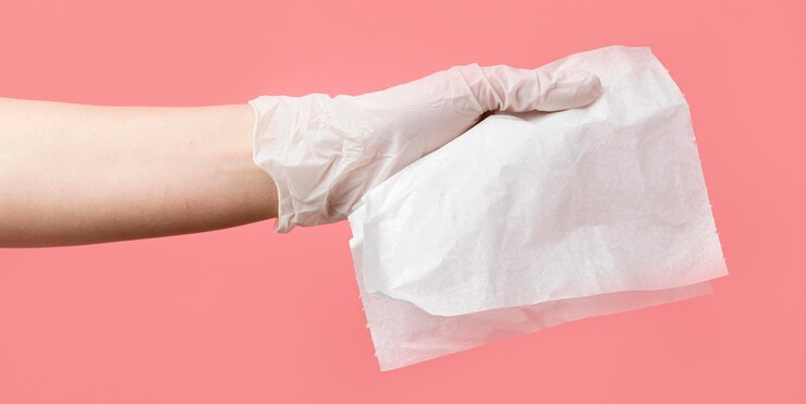 Foto gratuito persona che utilizza la soluzione di disinfezione