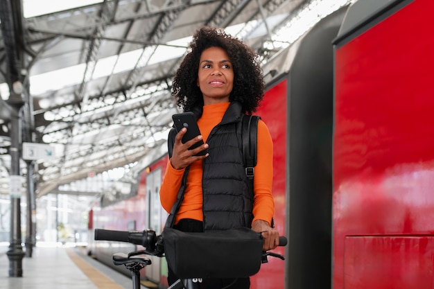 Persona che utilizza mezzi di trasporto a emissioni zero per spostarsi in città