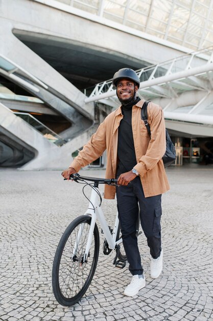 Persona che utilizza mezzi di trasporto a emissioni zero per spostarsi in città