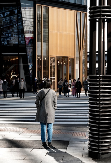 Persona che viaggia per la città