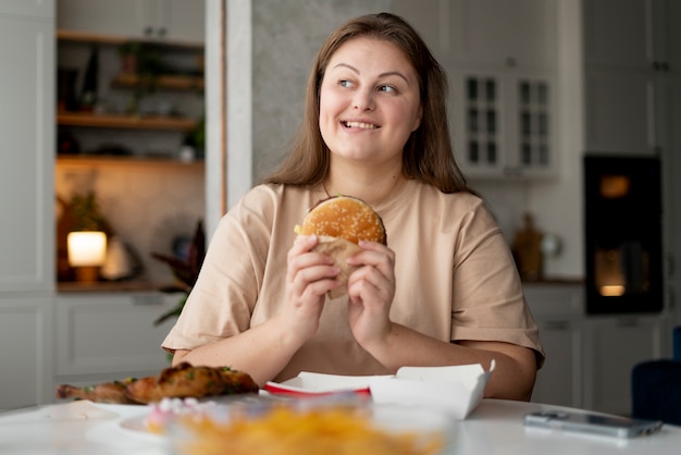 Persona con disturbo alimentare che cerca di mangiare fast food