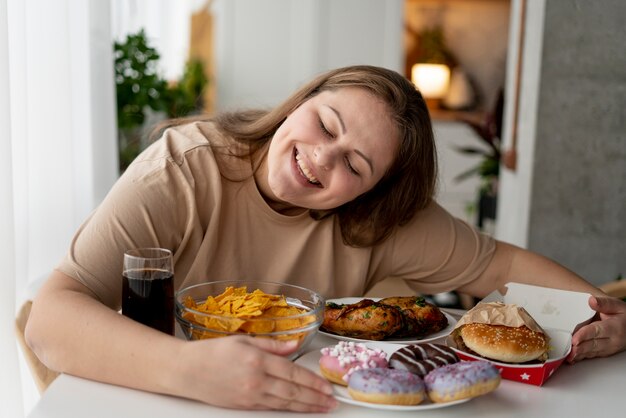 Persona con disturbo alimentare che cerca di mangiare fast food