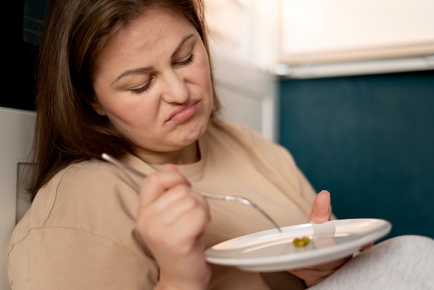 Persona con disturbo alimentare che cerca di mangiare sano