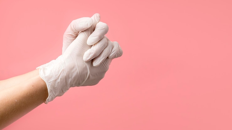 Foto gratuito persona con guanti protettivi