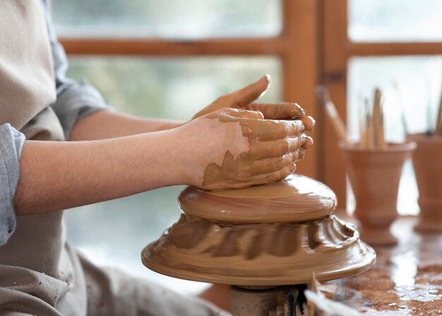 Persona creativa che lavora in un laboratorio di ceramica