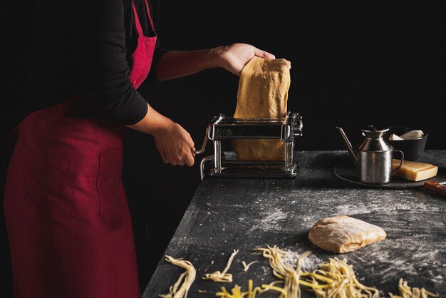 Persona del primo piano con grembiule e pasta rossi