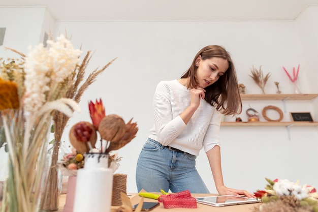 Persona di piccola impresa che si concentra