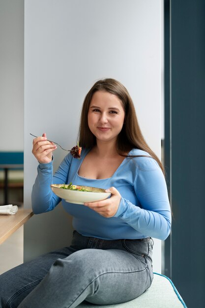 Persona di taglia più grande che si gode il cibo