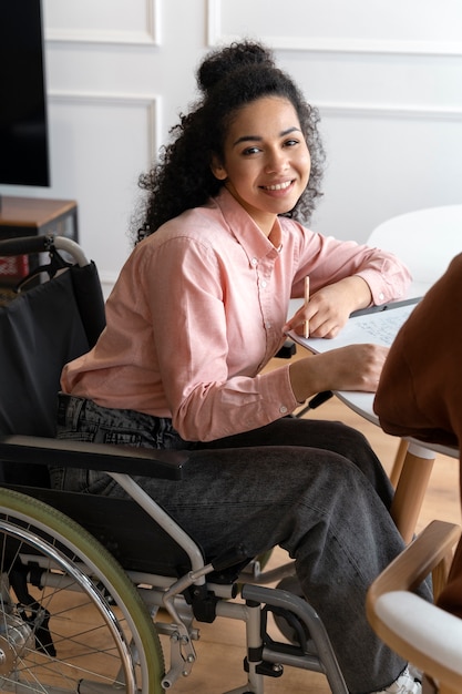 Persona disabile che si diverte con gli amici