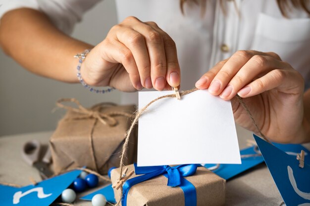 Persona felice di festival tradizionale di hanukkah che fa le decorazioni