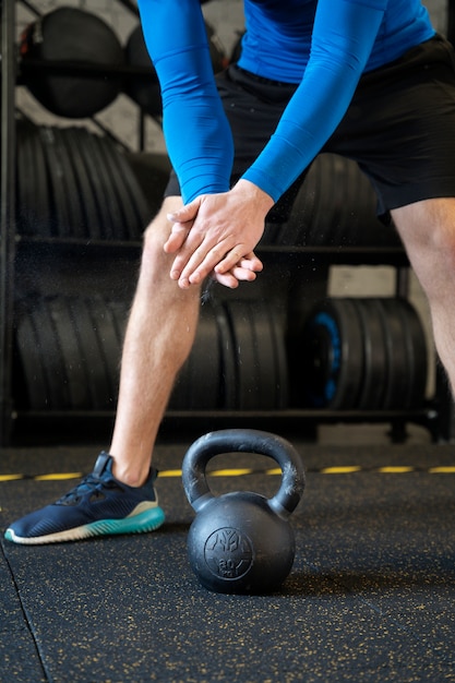 Persona in palestra sportiva con kettlebell