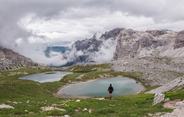 Persona in piedi vicino al corpo idrico