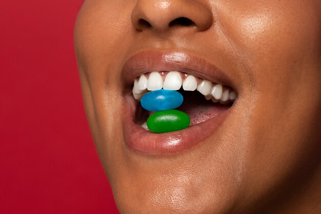 Persona in possesso di caramelle di fagioli di gelatina in bocca