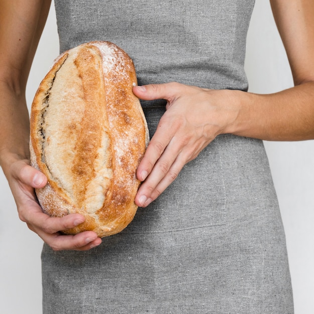 Persona in possesso di pagnotta di pane