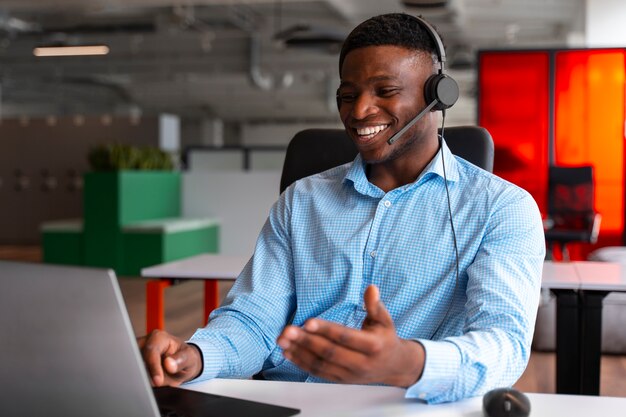 Persona in ufficio durante una giornata lavorativa