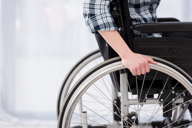 Persona invalida del primo piano in sedia a rotelle