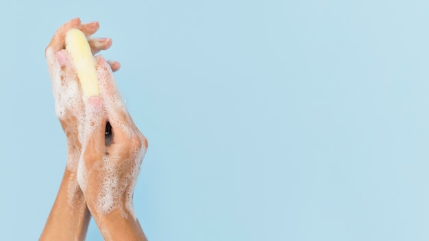 Persona lavarsi le mani con sapone