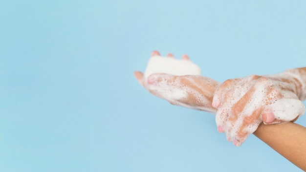 Persona lavarsi le mani con sapone